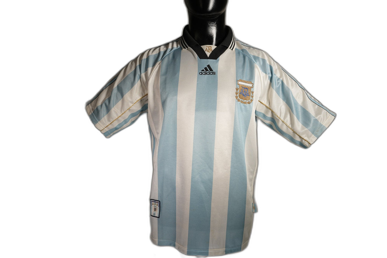 100% Originale Adidas Fußball Trikots bei Original Football Shop. Jetzt legendäre Adidas Fußball Trikots finden.